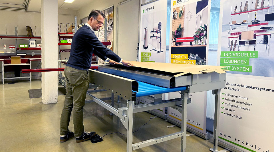 Packaging table with cardboard box erector from Rocholz – innovative packaging solution