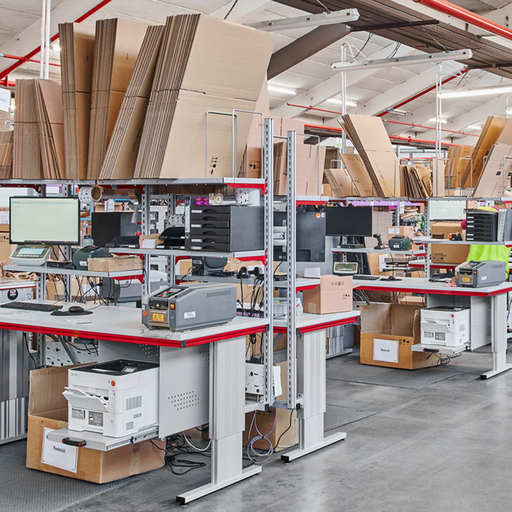 Ergonomische, höhenverstellbare Packtische im Lager