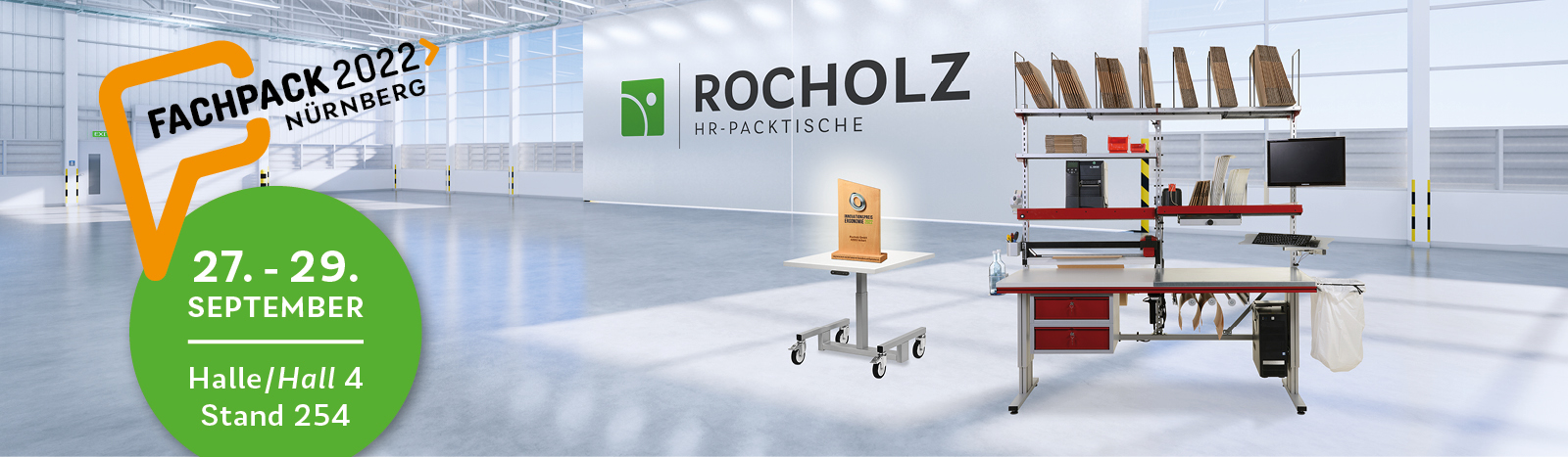 Teaser zur Messe FachPack in Nürnberg vom 27.-29. September 2022, beispielhafte Rocholz-Produkte stehen in einer hellen und freundlichen Industriehalle, im Hintergrund ist an der Wand das grüne Rocholz-Logo für den Bereich Packtische zu sehen